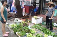 Hà Nội: Giá rau xanh giảm, đồ thủy hải sản 